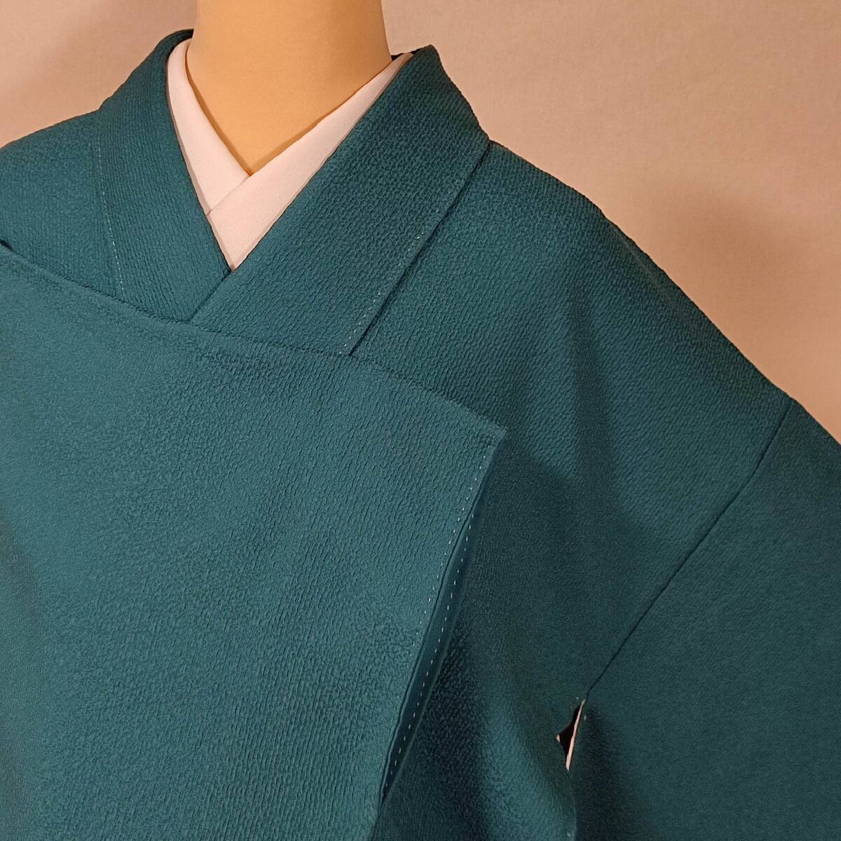 即決■着物の越田■裄66.5身丈164 正絹 色無地 袷 地紋 一つ紋 濃い緑系 ビリジアングリーン系 しつけ付き 美品 L寸■む09E03拍卖