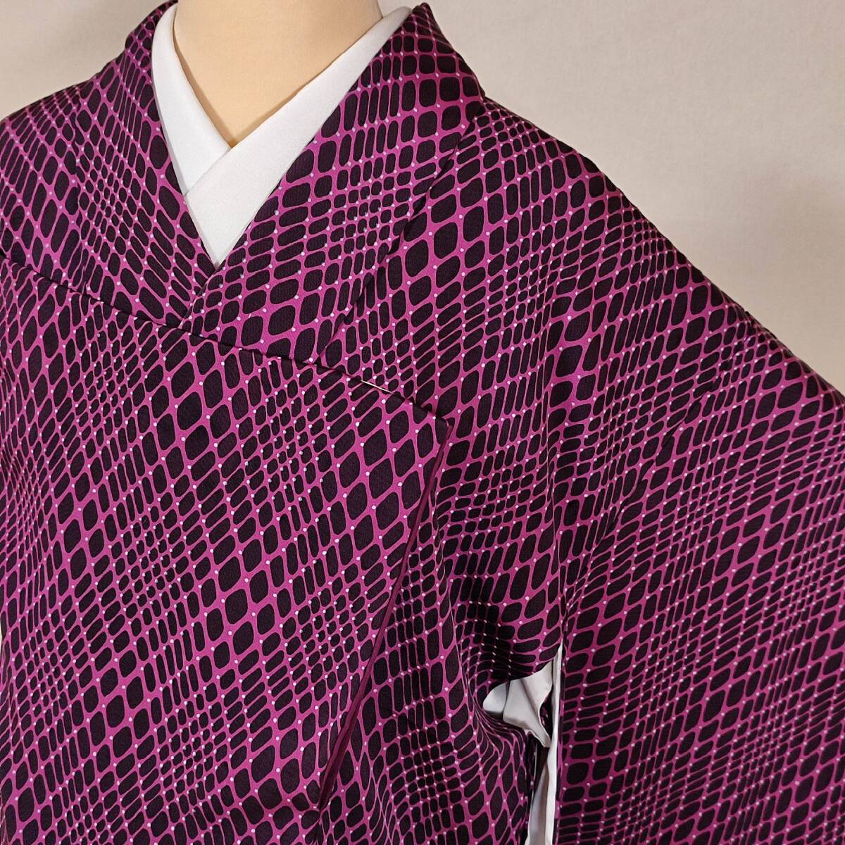 即決■着物の越田■裄63身丈155 正絹 小紋 袷 個性的 レトロモダンな雰囲気 抽象的な格子文様 お出かけ お食事会 イベント D◇む09E09拍卖