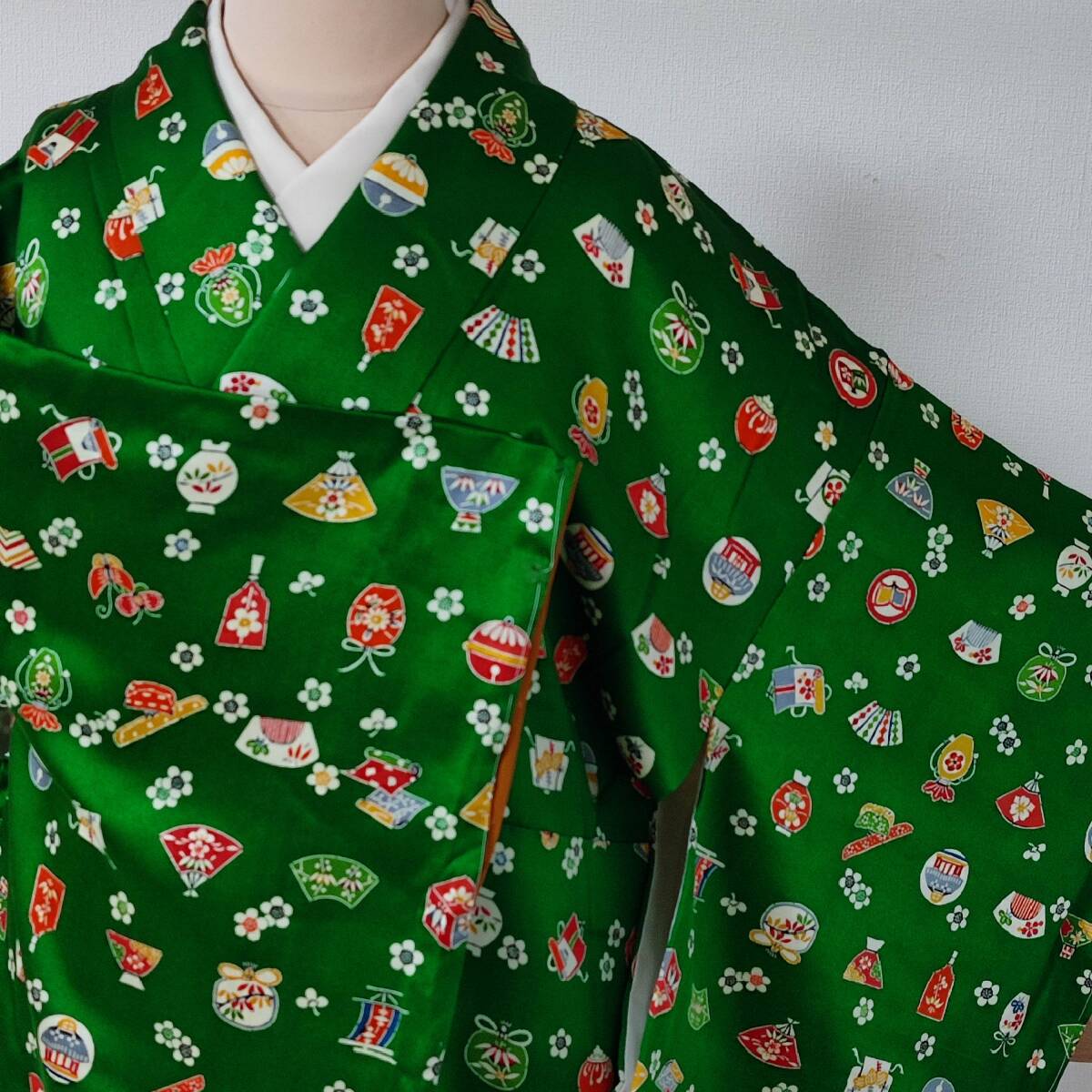 即決■着物の越田■裄67身丈163 正絹 小紋 袷 しつけ糸有り 緑系 かわいいモチーフ■む12E05拍卖