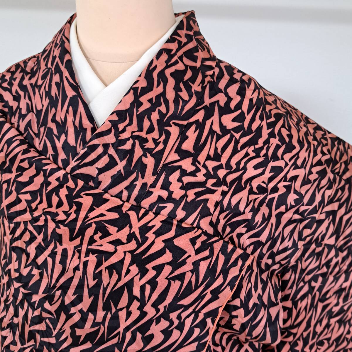 即決■着物の越田■裄61 身丈142 正絹 アンティーク 個性的 リメイクにも ■む18R06拍卖