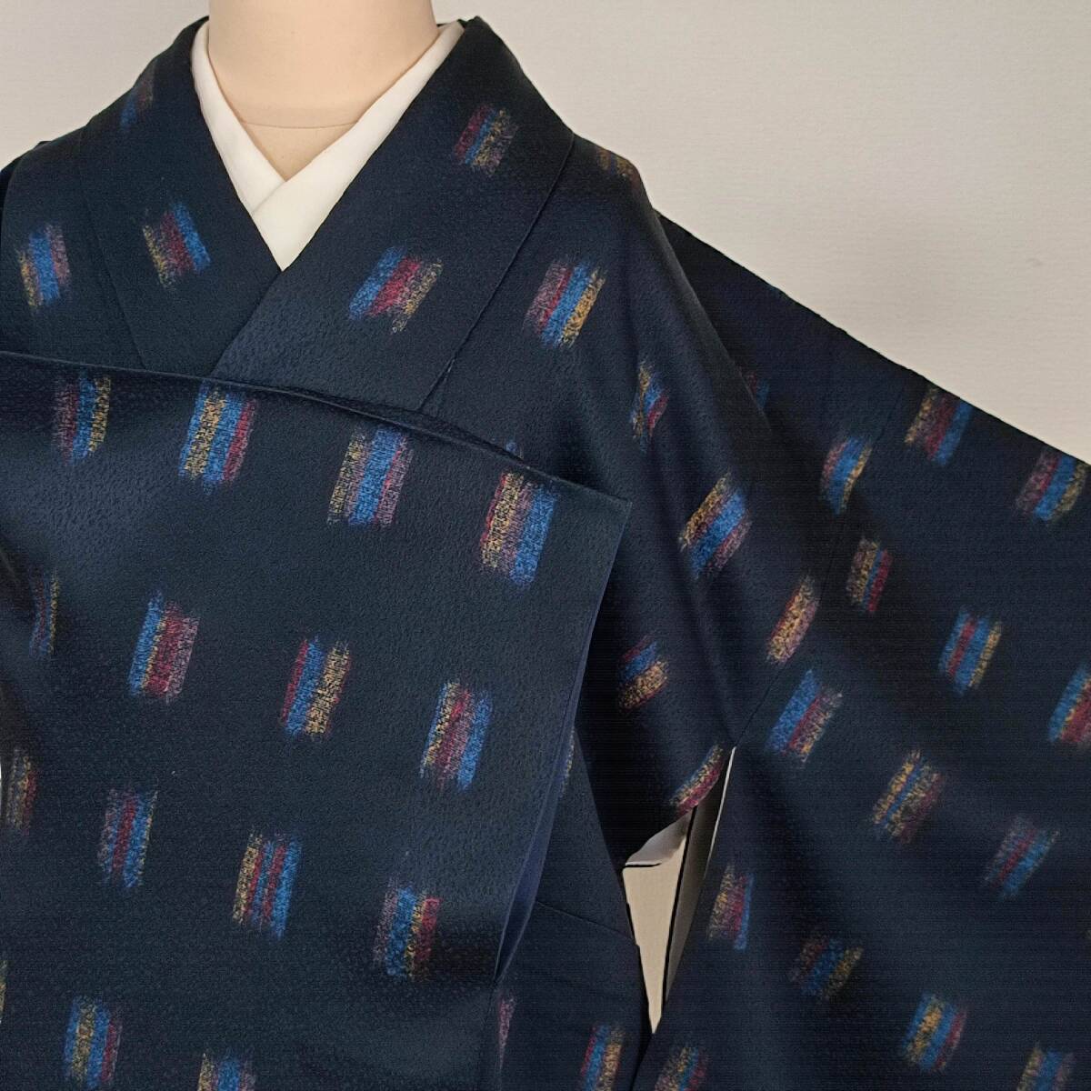即決■着物の越田■裄65.5身丈155 正絹 小紋 袷 地紋 絣柄 シックな装い■む17E08拍卖
