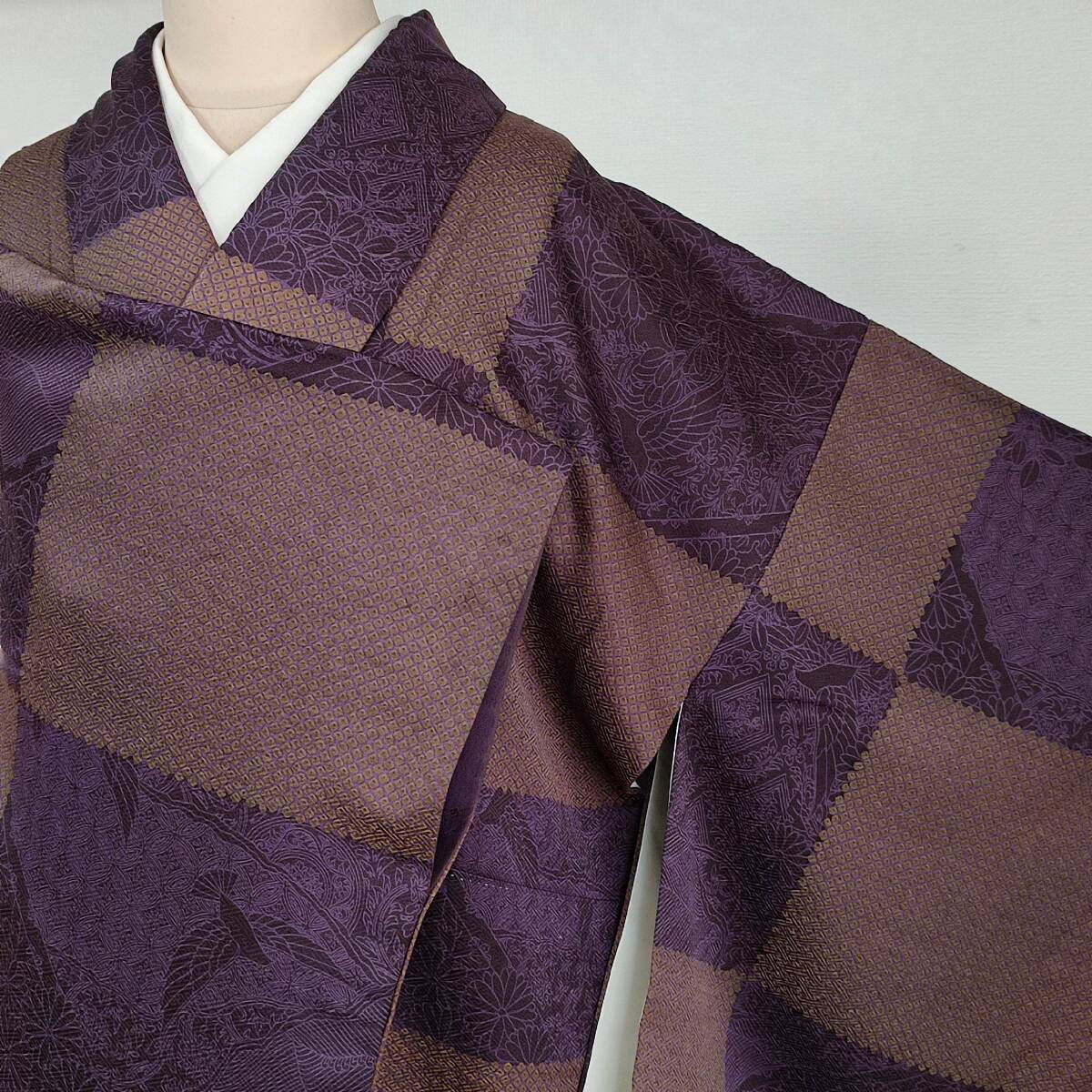 即決■着物の越田■裄63.5身丈158 正絹 小紋 袷 作家物 斎藤三才 地紋 シックな装い 市松の様な柄 D◇む17E09拍卖