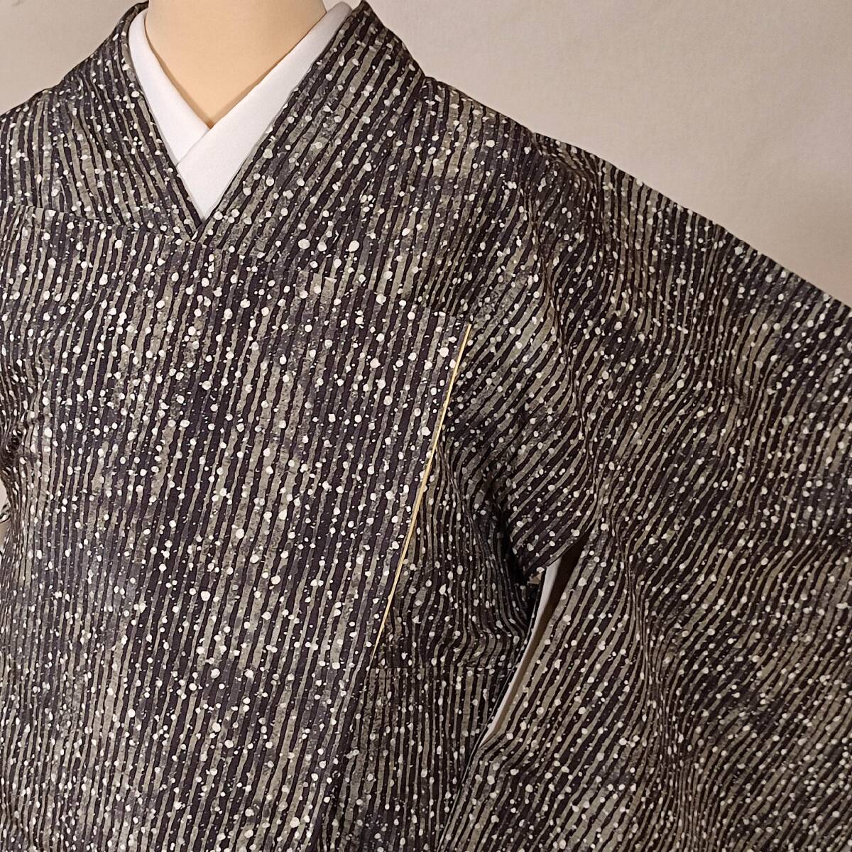 即決■着物の越田■裄68身丈168 紬 袷 裄長 シックな色合い 縦縞 ドット風 吾◇む26E03拍卖