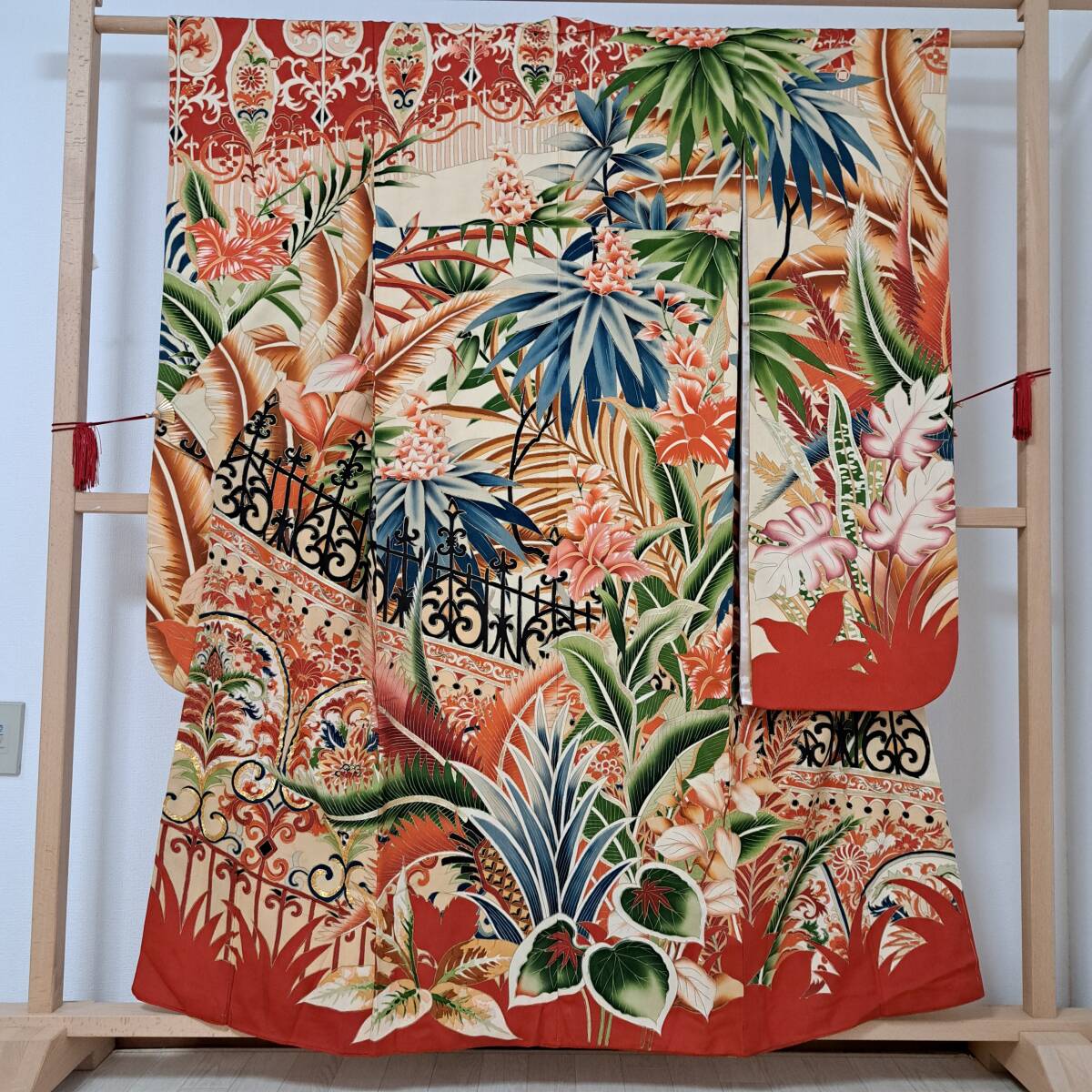 即決■着物の越田■裄62.5 身丈158 正絹 振袖 アンティーク 三つ紋 金彩 金駒 ボタニカル柄 以Z◇む26R03拍卖