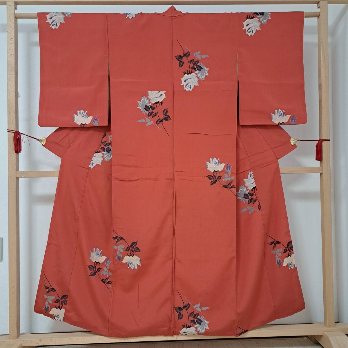 即決■着物の越田■裄65.5 身丈155.5 正絹 アンティーク バラ ラメ加工 朱色 リメイクにも ■む26R06拍卖