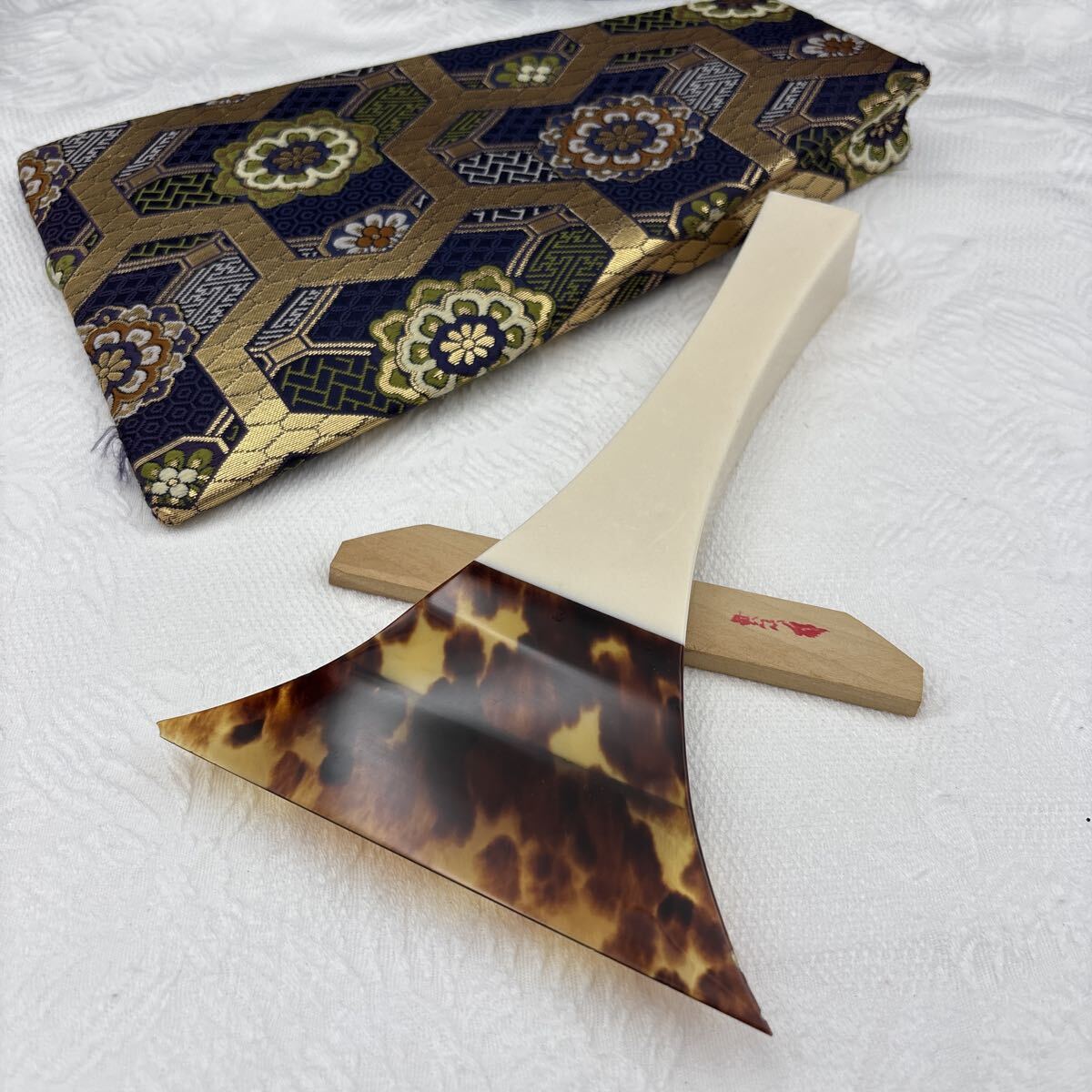 三味線撥 高級和装収納ケース付き 長さ約23.5cm /開き約13.7cm /重量約260g 長唄 三味線小物 バチ 和楽器 No.1001 拍卖
