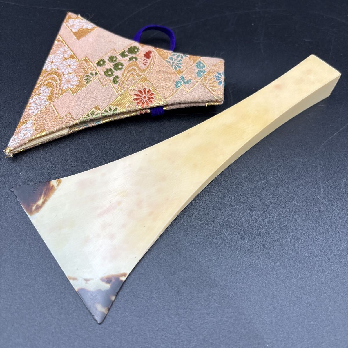 三味線撥 高級天然素材 全長約19.4cm / 開き約8cm /重量約80g バチザック付き 三味線バチ No.1003 津軽三味線 バチ 和楽器拍卖