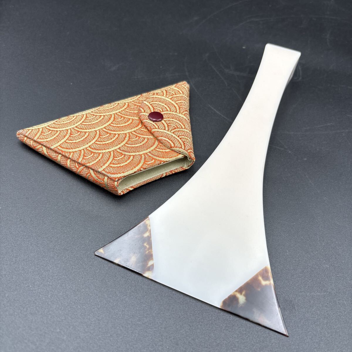 三味線撥 バチザック付き 全長約19.8cm /開き約10.4cm /重量約100g 和楽器 伝統楽器 三味線小物 ばち No.1005 伝統楽器 バチ拍卖