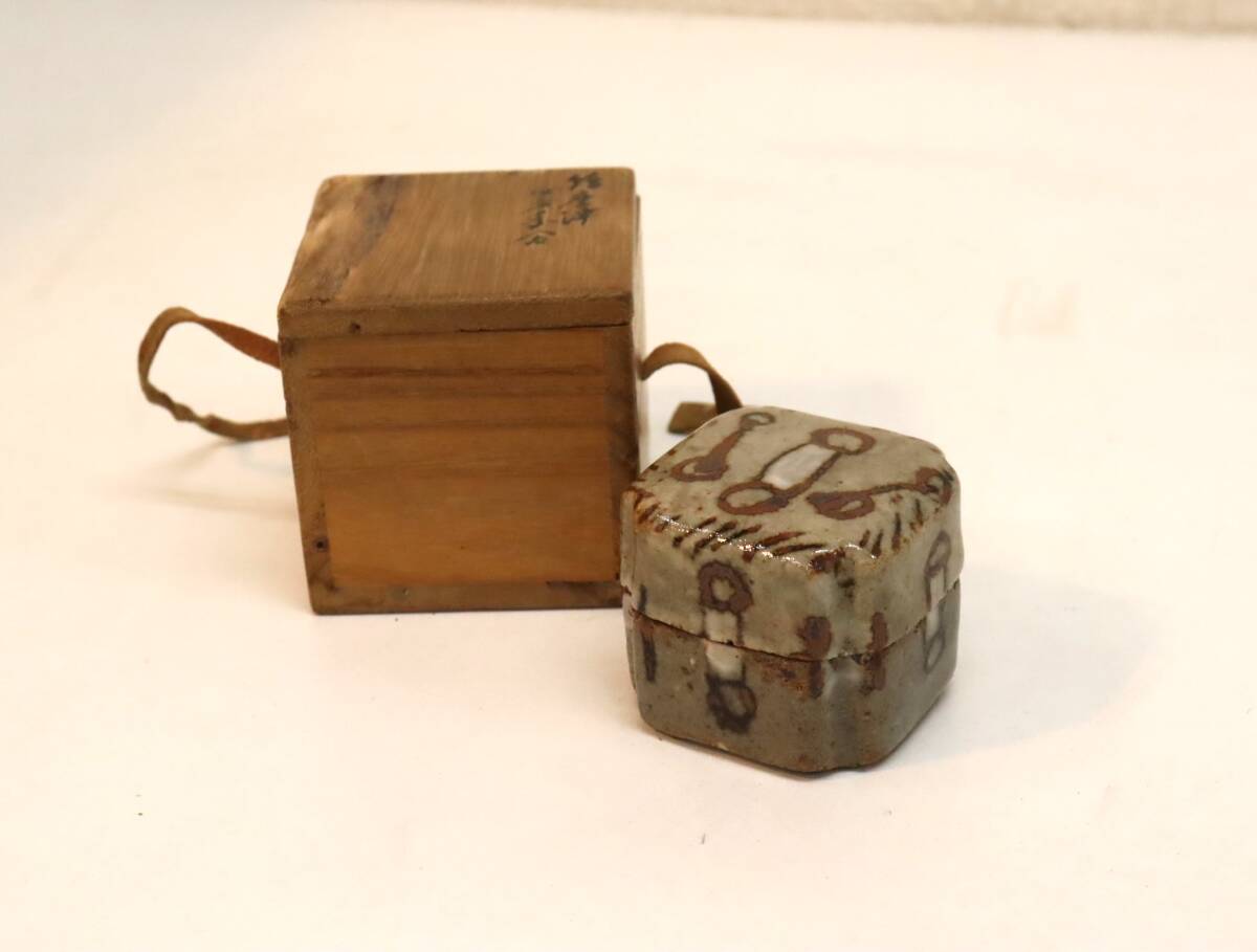 ZR1026 絵唐津 四方香合/香炉 茶器/煎茶道具/茶道具 陶器/陶磁器 工芸品/伝統工芸 銘有/在銘 和風/和物 インテリア小物 コレクション 箱付拍卖