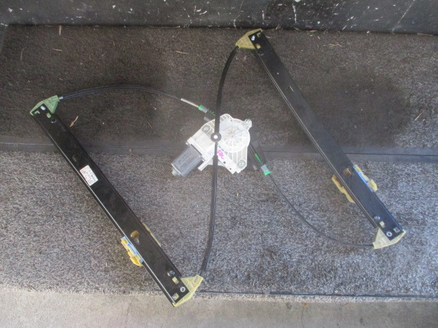 ★35A5012 アウディA4ワゴン/8KCDN フロントドア左パワーウインドーレギュレーター 車上動作OK 左前ドア 助手席拍卖