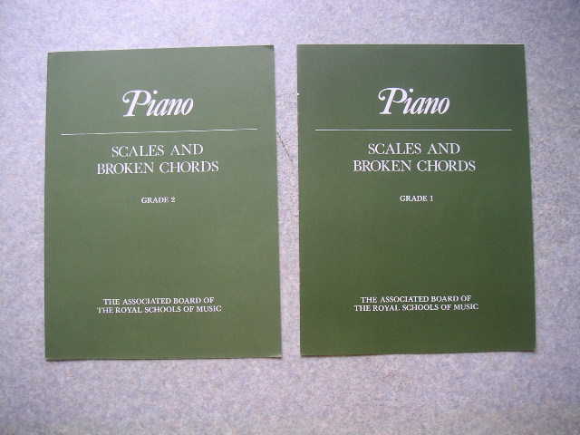 ∞ Piano SCALES AND BROKEN CHORD GRADE 1と2 Associated Board of the Royal Schools of Music刊 ●洋書、英文表記●拍卖