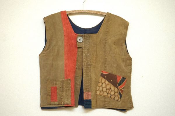 1591A4◆古布リメイク◆ベスト◆木綿古布◆柿渋染め幟◆紅花染め◆醤油袋◆ソロバン柄◆貼りポケット◆手刺し◆中古拍卖