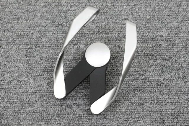 シルバーXブラック スマートフォンホルダー 幅が広がる エアコン吹き出し口に差し込むだけ 携帯 車内のドレスアップに!拍卖