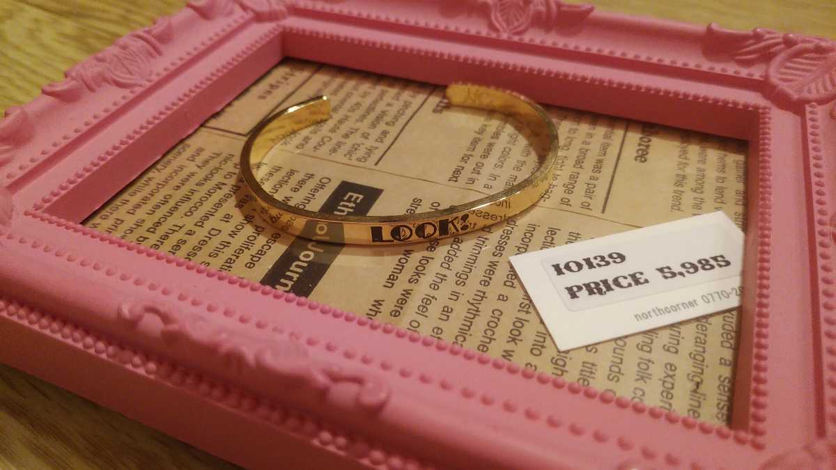 即決☆未使用☆長期保管品☆定価5985円☆ノースコーナー ゴールドメッセージバングル♪Look!拍卖