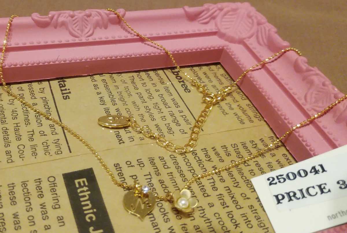 即決☆定価3024円☆ノースコーナー ミニ お花 イニシャル ビジュー ペンダント♪ M 拍卖