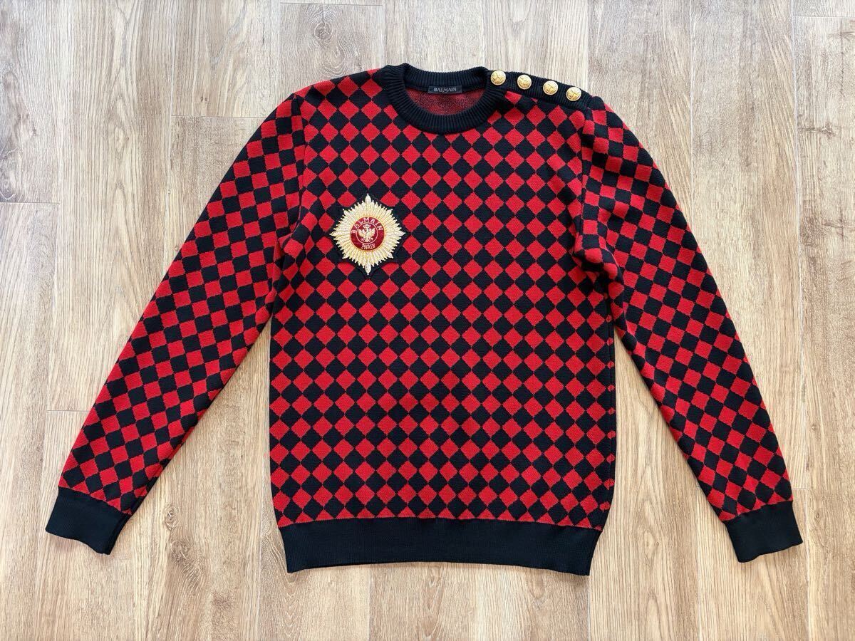 本物 美品 バルマン BALMAIN L ボタン エンブレム 装飾 チェック 総柄 ニット セーター 長袖 赤 黒 金 W6HM654B927B クリスマス拍卖