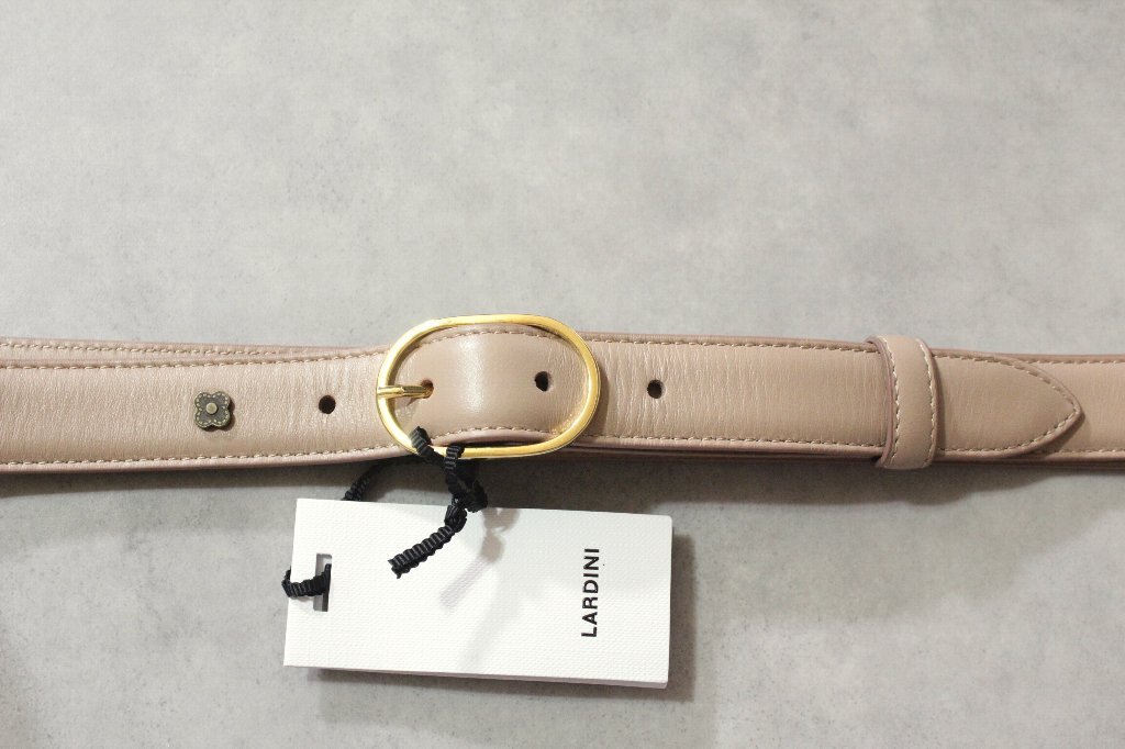 LARDINI★新品 ラルディーニ モーダなヌードカラーのベージュ細幅ベルト スマートなゴールドバックル 110cm拍卖