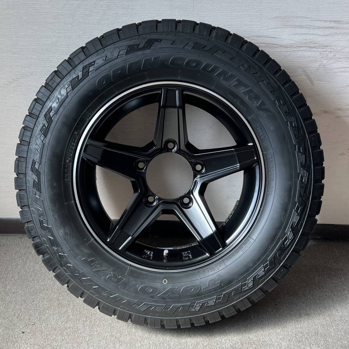 【美品・バリ溝・カバー付】ジムニー シエラ TOPY トピー ME-A 15インチ 5.5J +5 TOYO オープンカントリー R/T 195/80R15 1本 スペア等に拍卖