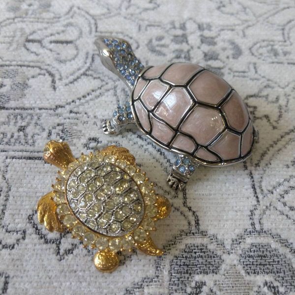 縁起物 亀 小物入れ ジュエリーボックス&ブローチ ラインストーン付き 2点セット拍卖