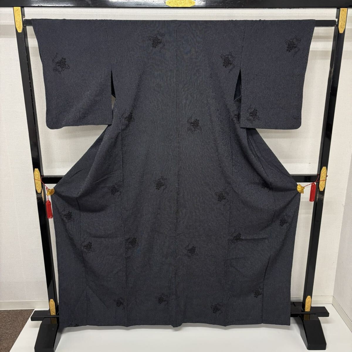 本塩沢 単衣 縞の飛び柄の絣柄 正絹 着物 Q-257拍卖