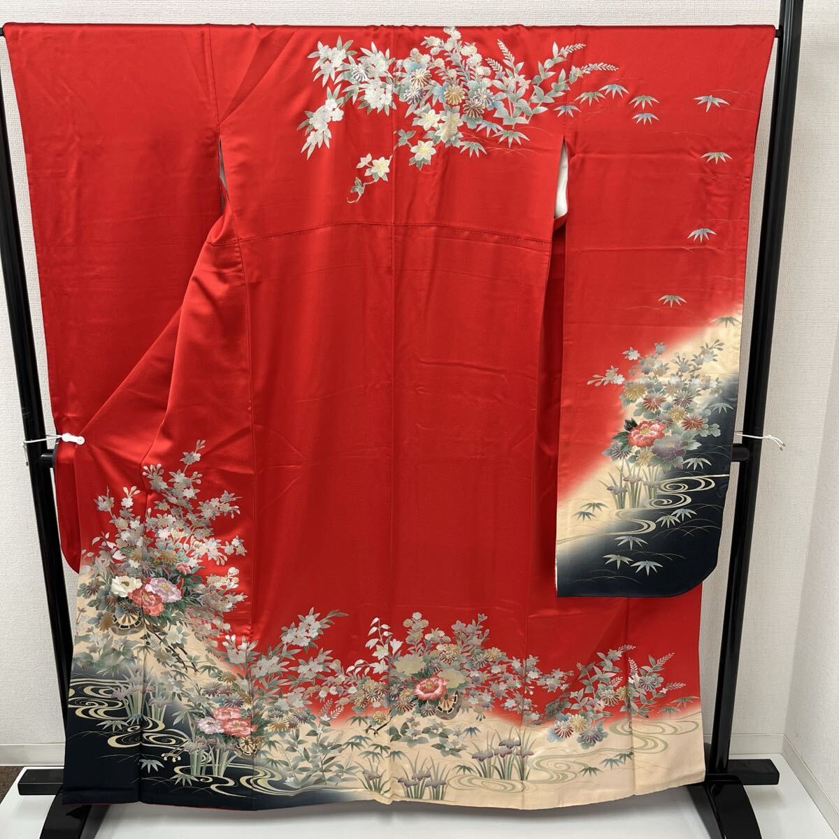 振袖 裄66.5 箔押しの刺繍 手押し車に花 正絹 着物 Q-203拍卖