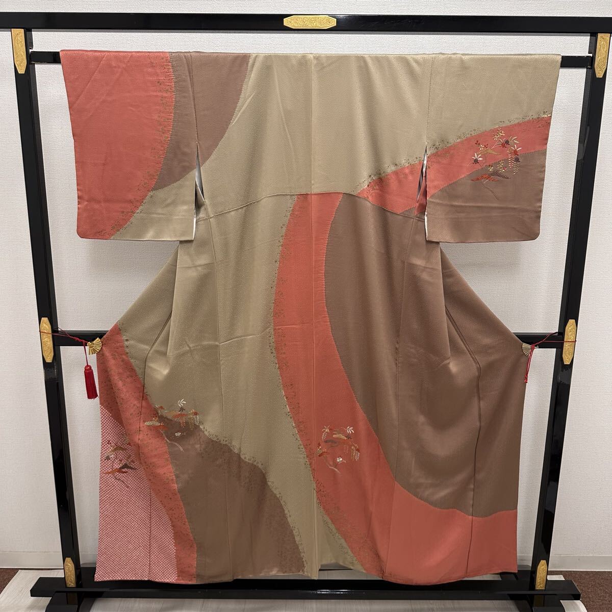 鈴乃屋誂え 付下げ 絞りに刺繍 花模様に松藤 着物 正絹 Q-267拍卖