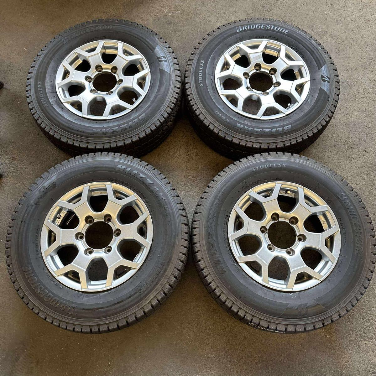 【6548】★195/80R15 4本セット冬タイヤバリ山 ブリヂストン ブリザックVL10【2022年】ホイール15x6J PCD139.7 インセット43 ハブ110mm 穴6拍卖