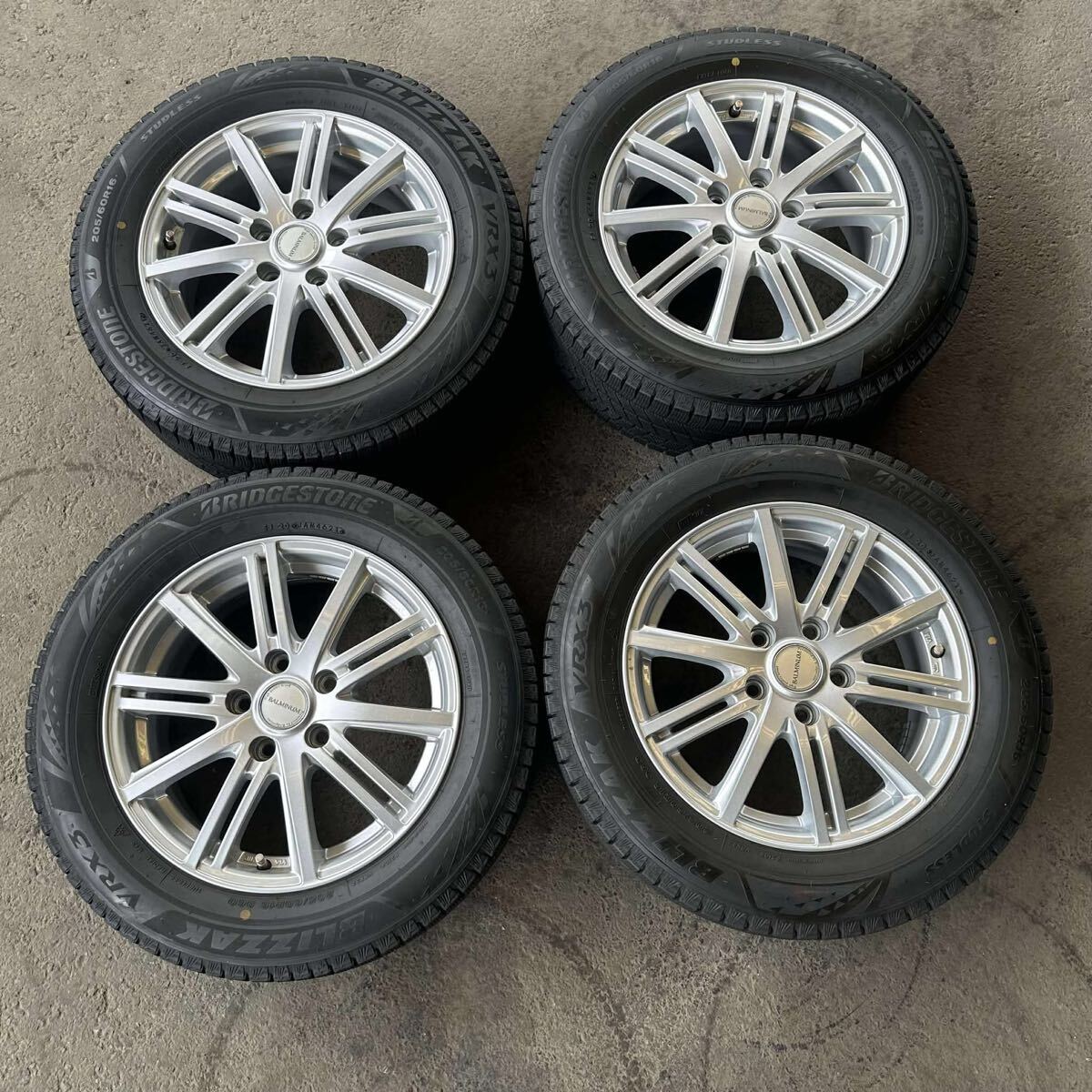 【6909 】バランスを調整済み 205/60R16 4本セット冬タイヤ ブリヂストンブリザックVRX3【2021年】ホイール 16x6.5J PCD114.3 ハブ64mm 穴5拍卖