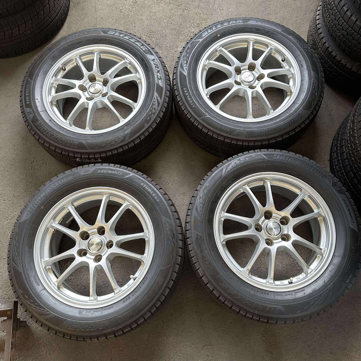 【6569】バランスを調整済み 225/60R17 4本セット冬タイヤ ブリヂストンブリザックVRX3 2023年 ホイール 17x7J PCD114.3 ハブ60mm 穴5拍卖