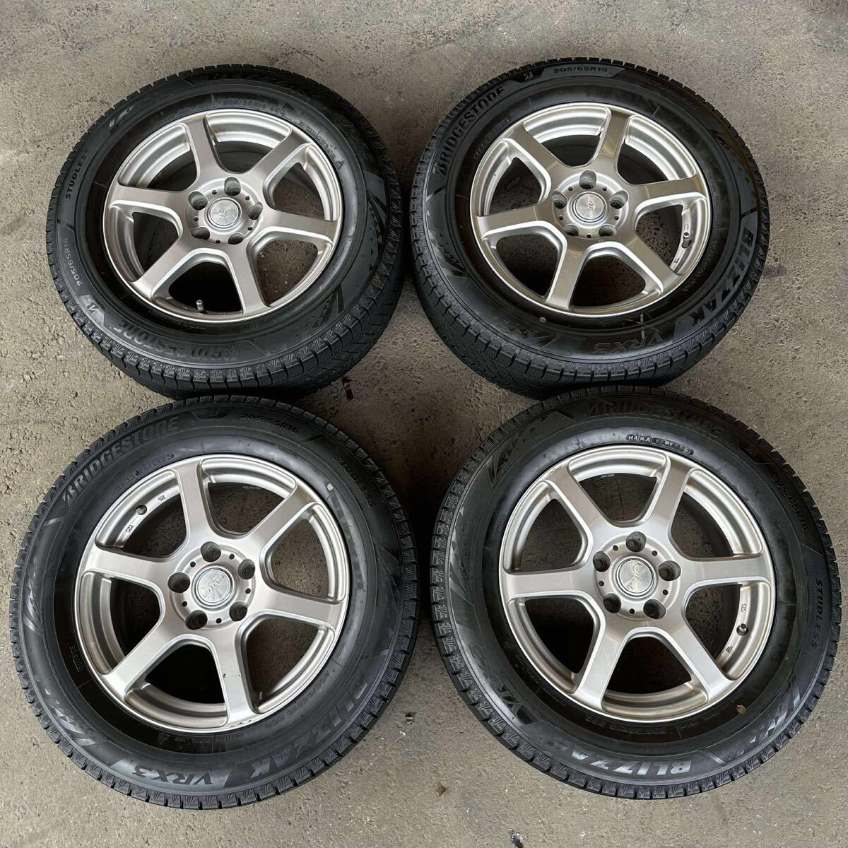 【6929 】バランスを調整済み 205/65R16 4本セット冬タイヤ ブリヂストンブリザックVRX3【2023年】ホイール 16x6.5J PCD114.3 ハブ73mm 穴5拍卖