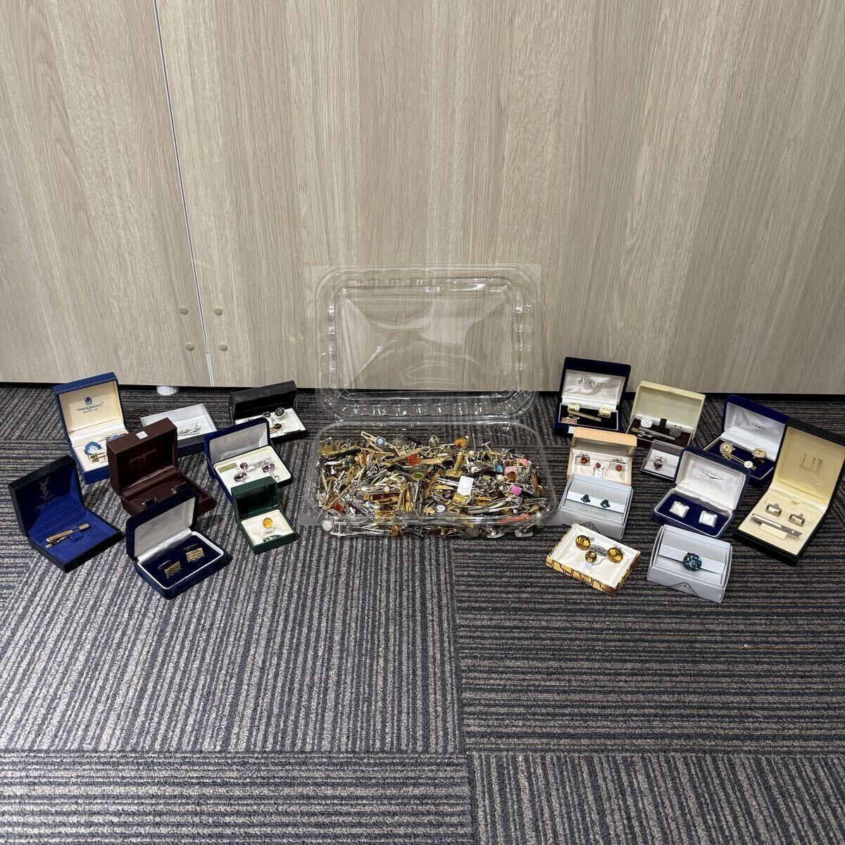 1円~★ 大量 約2.5kg おまとめ タイピン カフス ネクタイピン ジャンク混ざり YSL WAKO wedgwood 珊瑚 パール べっ甲 等拍卖