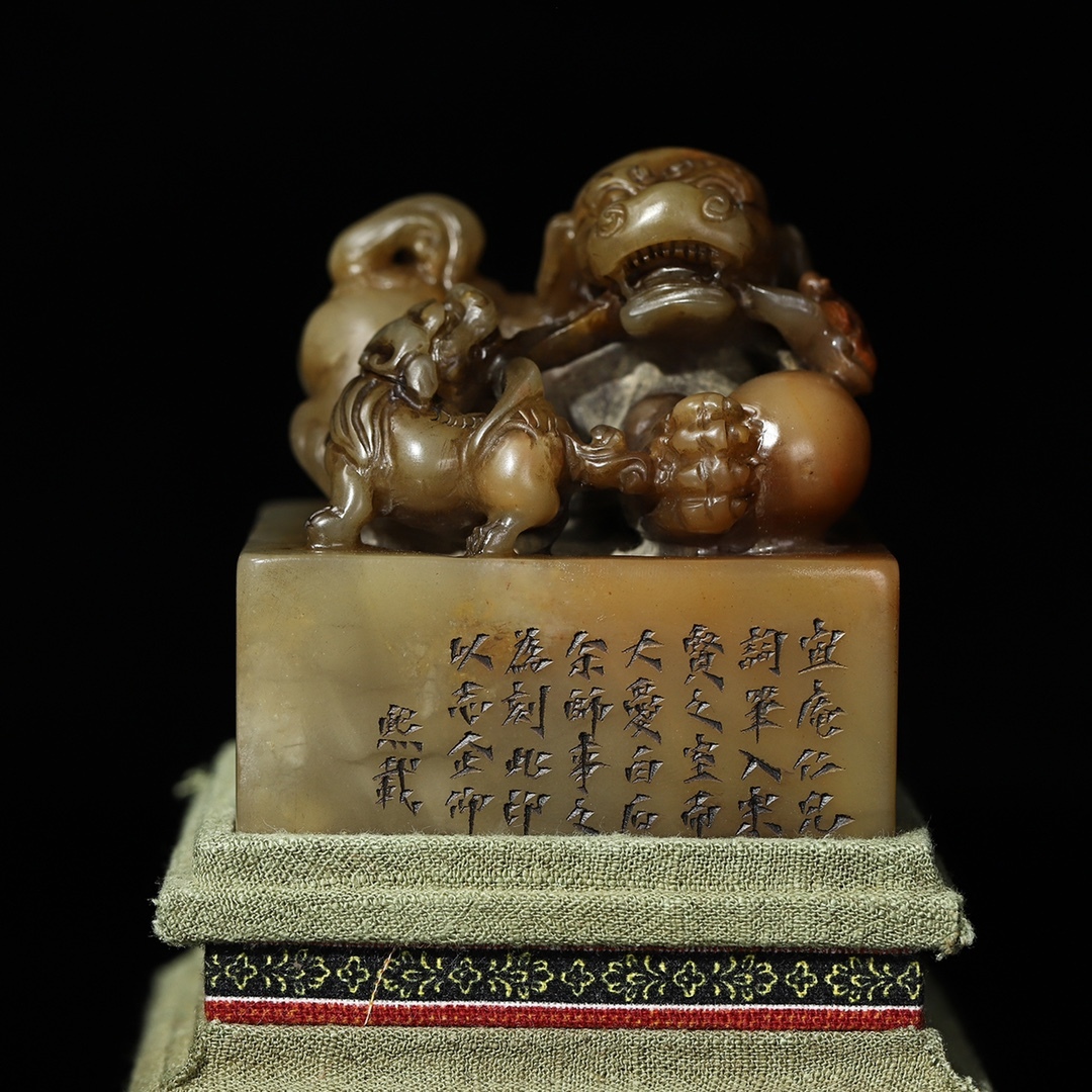 旧蔵 【清代篆刻家 呉熙載】寿山芙蓉石 彫刻 子母獣鈕 印鑑一方 置物 天然石 手彫 篆刻 古印材 極細工 中国古玩 骨董品 古美味 210拍卖