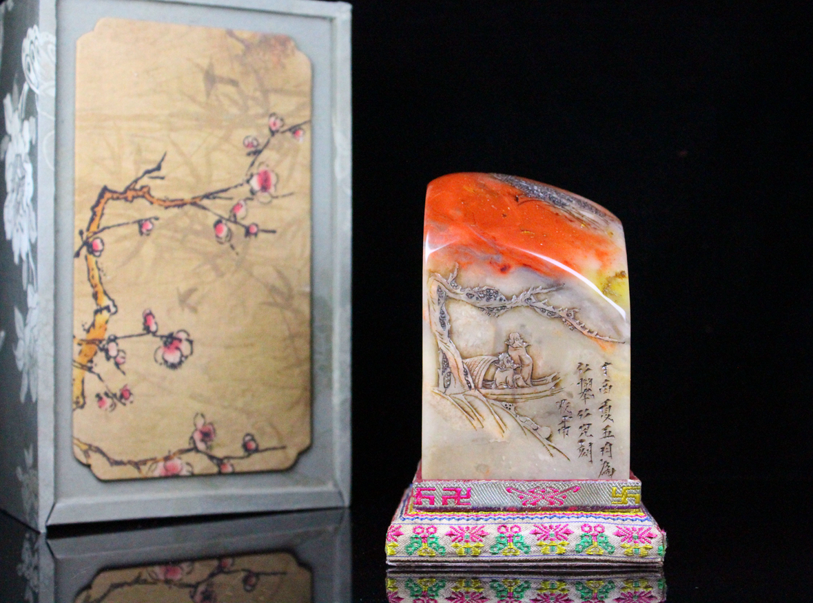旧蔵 【清代篆刻家 牧甫】寿山石凍石 帶朱砂 かわいい彫泛舟 印章閒章 天然石 手彫 篆刻 古印材 文房具 極細工 中国古玩 骨董品 古美味 210拍卖