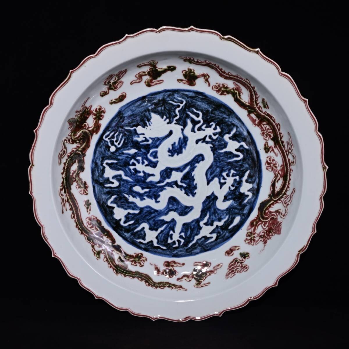 旧蔵 元代 祭紅釉 浮彫 青花 留白龍紋 賞盤 陶芸 古陶磁器 中国磁器 極細工 中国古玩 骨董品 古美味 210拍卖