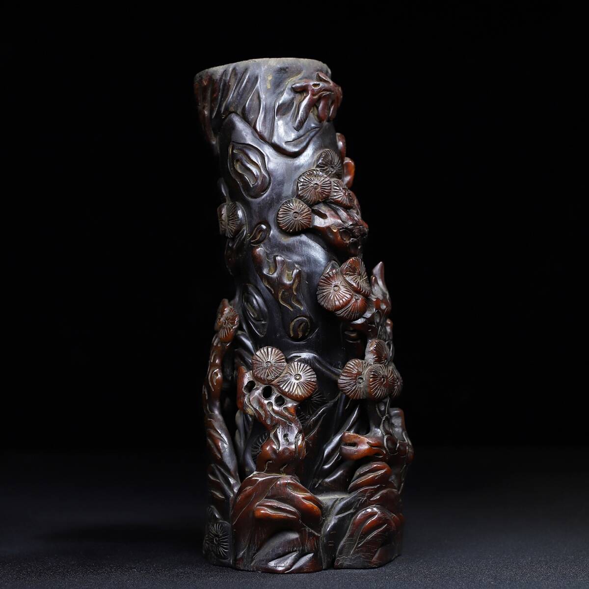 旧蔵 清 牛角 彫刻 松樹 筆筒 筆道具 文房具 極細工 中国古玩 骨董品 古美味 210拍卖