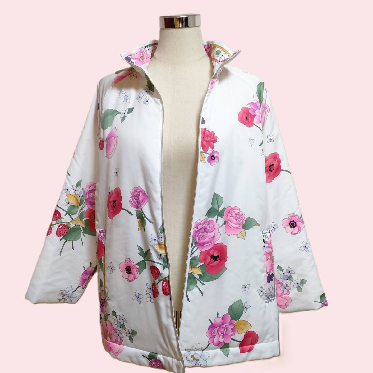 近年 レオナール 新品同様 大きいサイズ 44~42 LL~3L リバーシブル 中綿入り コート ブルゾン 白 13号 17号 19号 ピンクと赤の花柄拍卖