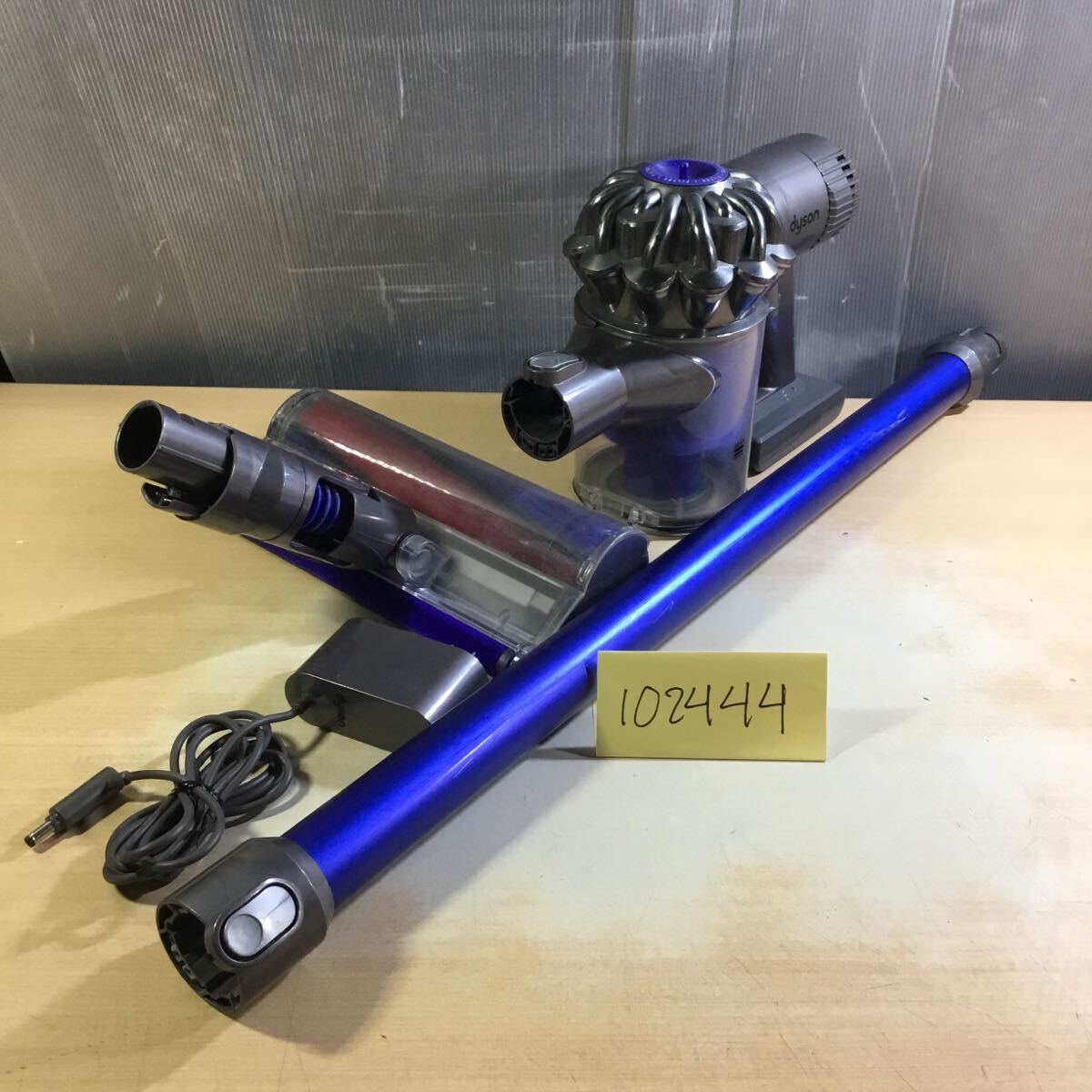 (102444G) dyson DC74 サイクロン式コードレスクリーナー 中古品拍卖