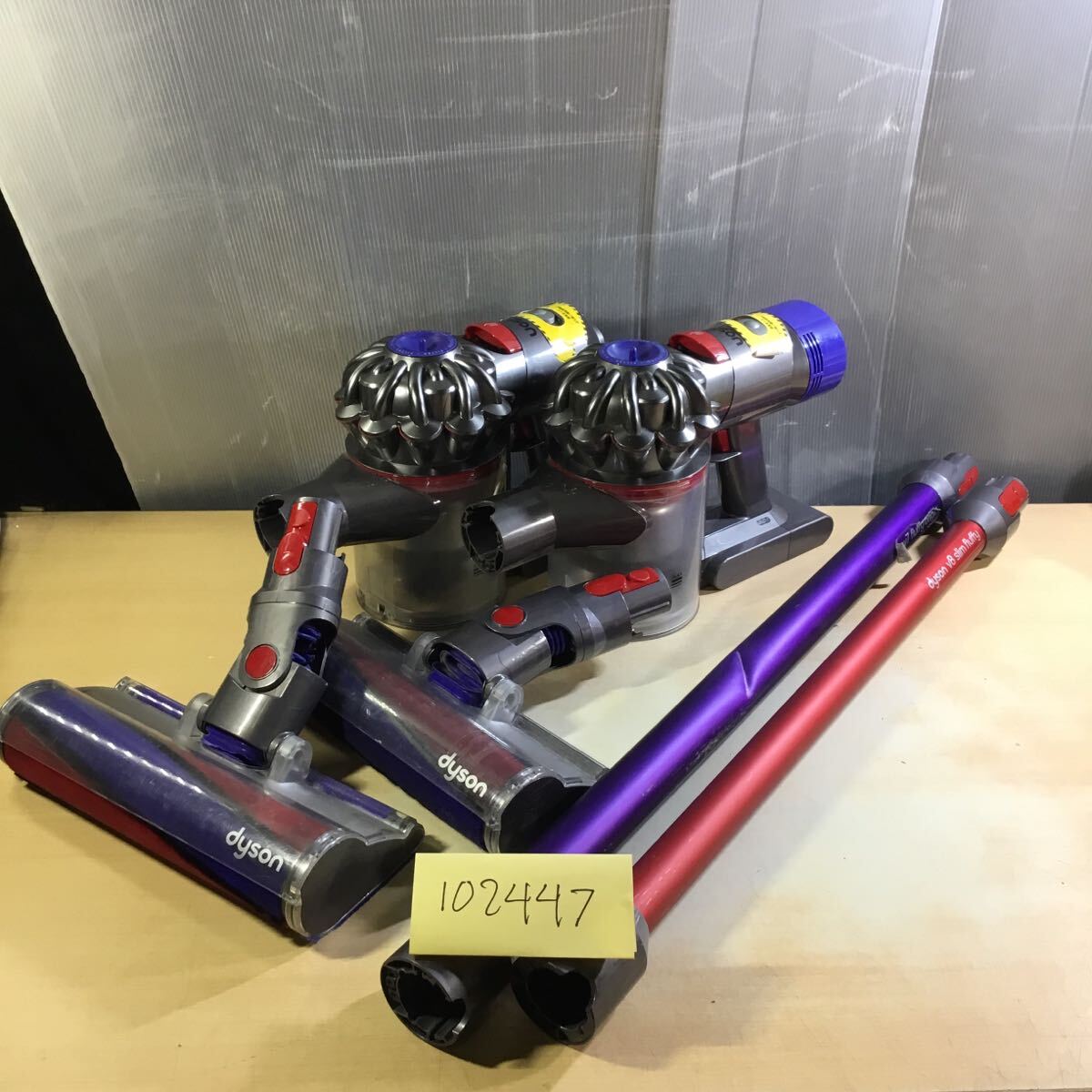 (102447G) 2台セット dyson サイクロン式コードレスクリーナー ジャンク品 SV10 SV10K拍卖