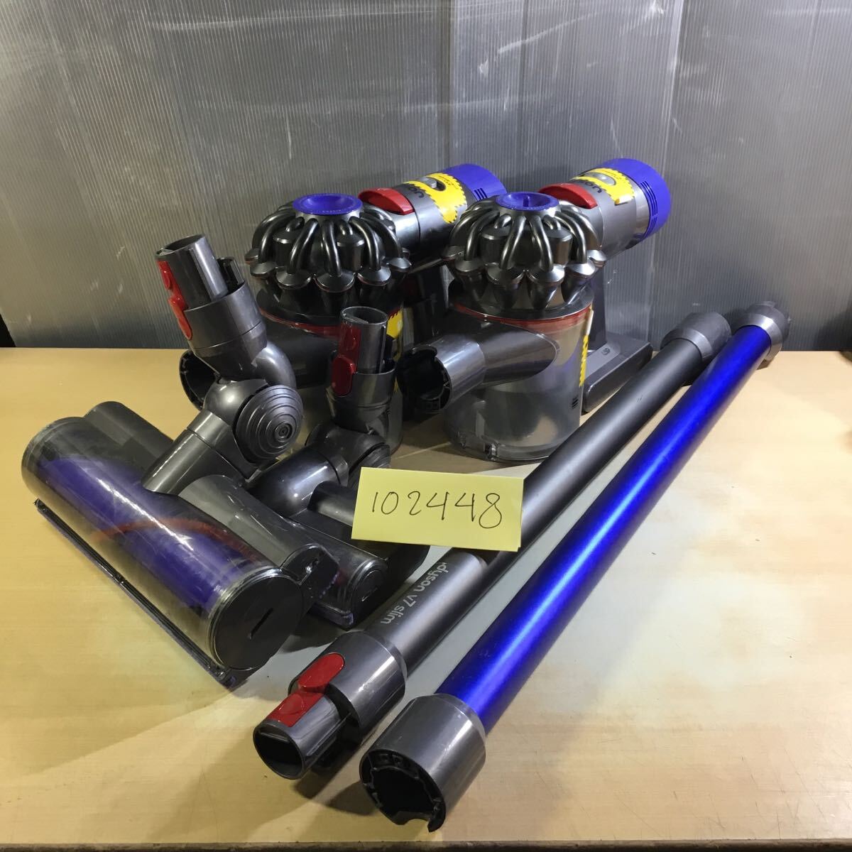 (102448G) 2台セット dyson サイクロン式コードレスクリーナー ジャンク品 SV11 SV10拍卖