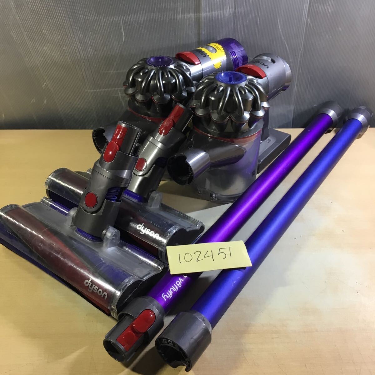 (102451G) 2台セット dyson SV サイクロン式コードレスクリーナー ジャンク品 SV10K拍卖