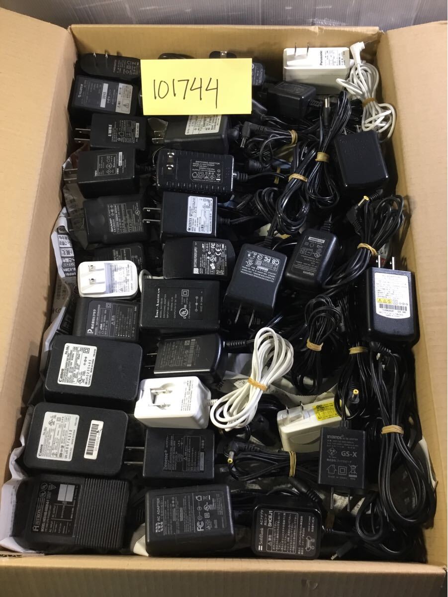 【送料無料】(101744F) 55個セット モデル/メーカーミックス 電源アダプタ 12V/9V/5V色々他 充電器 ACアダプター 中古品 拍卖