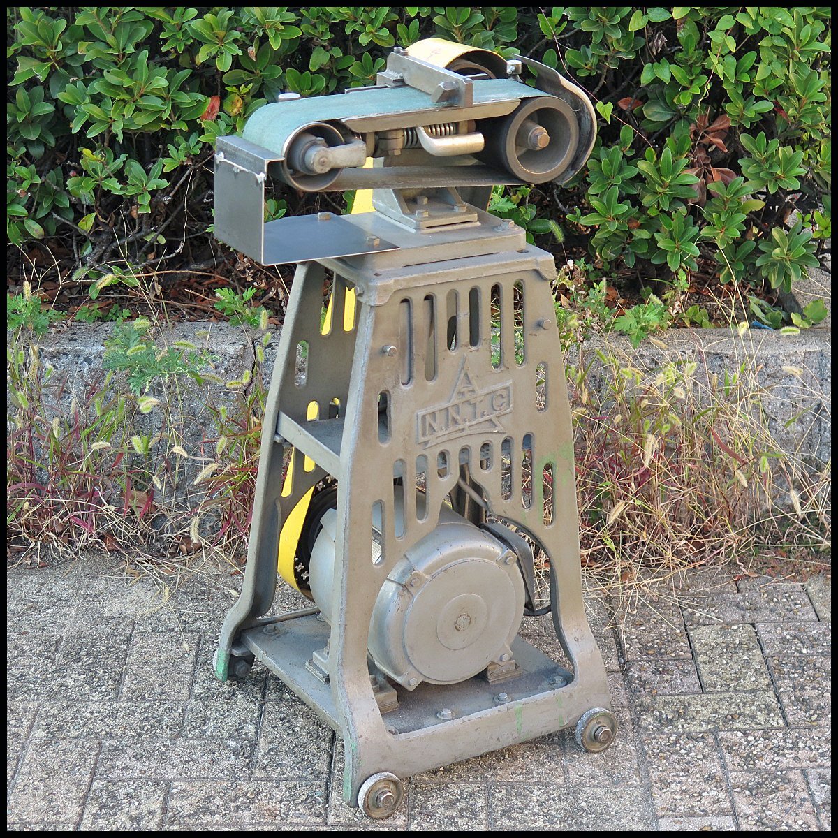 I43) 飯田鉄工所 ベルトグラインダー 200V 研磨機/仕上げ/研削/バンドグラインダー/サンドペーパー/N.N.T.C拍卖