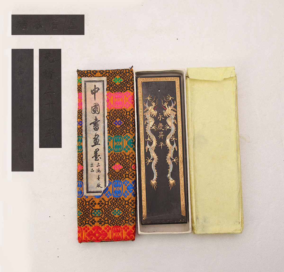 250977 唐墨 江山萬代 五石漆煙 徽歙曹素功六世孫尭千造 66.6g 黄袋 元箱 検:端渓硯 端硯 老坑 上海墨廠出品 巻墨 書道具 拍卖