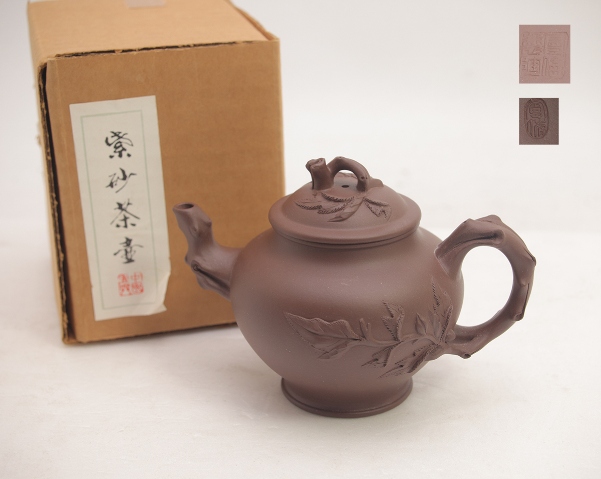 250963 唐物 朱泥 急須 在銘 花貼 元箱 中国宜興 紫砂 茶道具拍卖