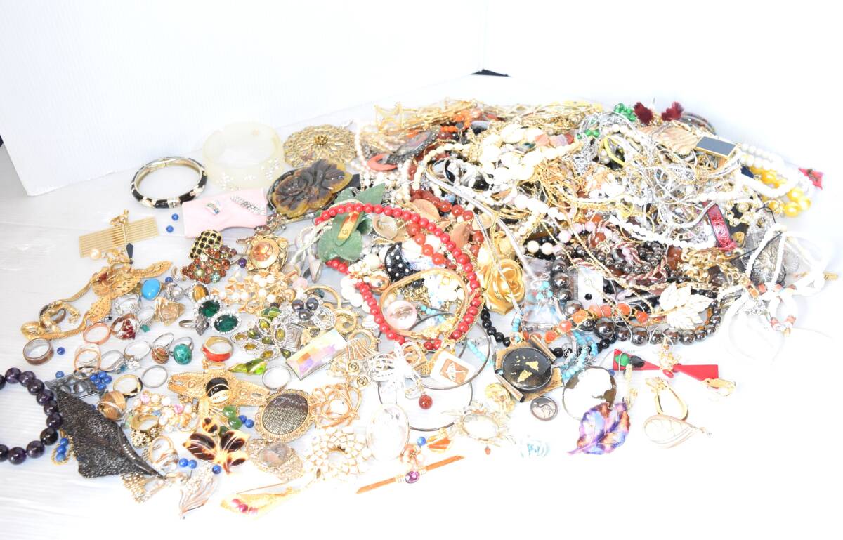 M イミテーション アクセサリー 大量 まとめ 5.8kg ブローチ イヤリング ネックレス タイピン カフス 指輪 色石 カメオ拍卖