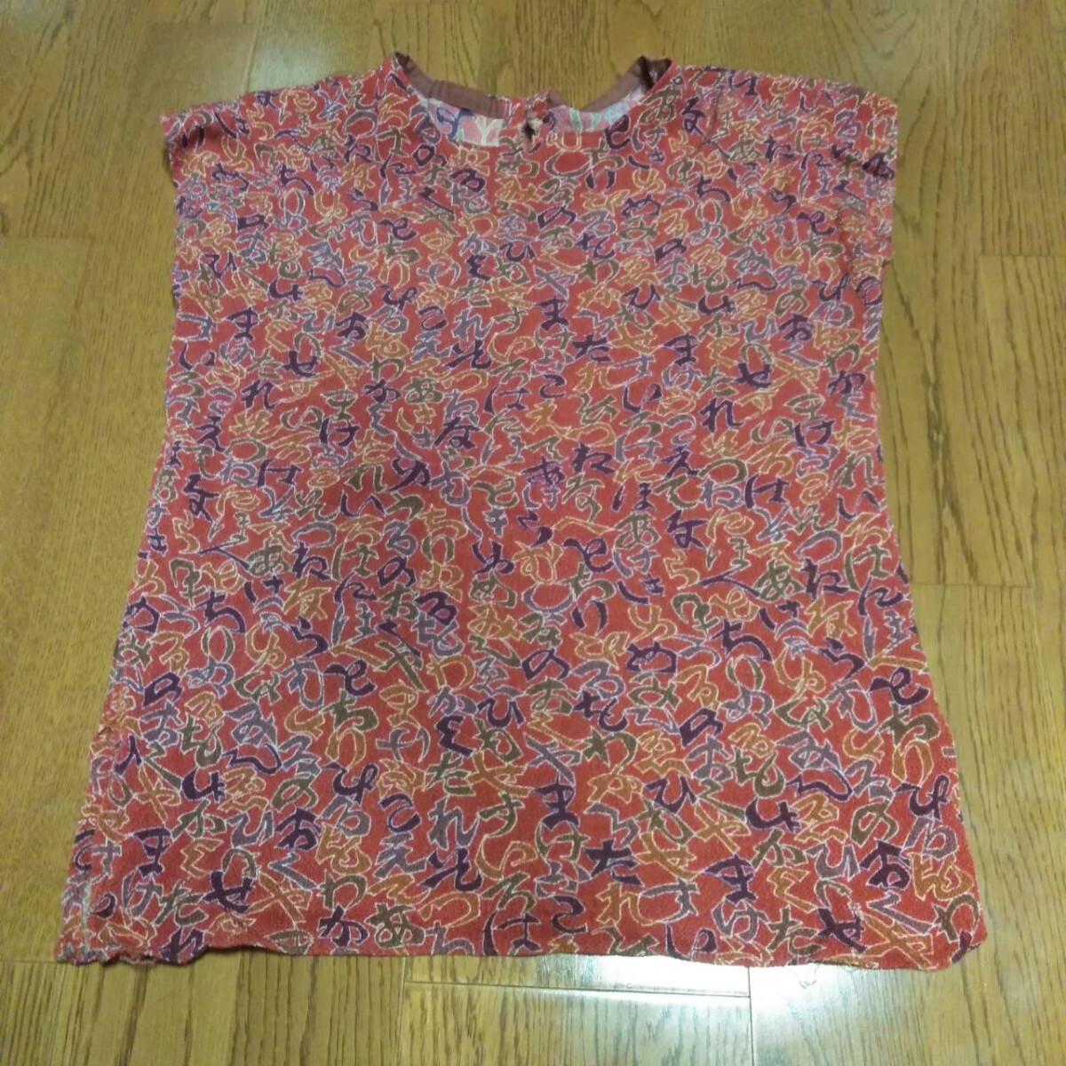 ちりめん風赤系 いろはにほへと文字柄 ノースリーブ トップス拍卖