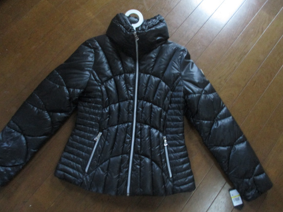 ★GUESS★(レデイス)新品タグ付き・USA購入*黒*中綿たっぷり暖か美ラインジャケットコート * 新品タグ付き*Mですが7号の方にお薦め拍卖