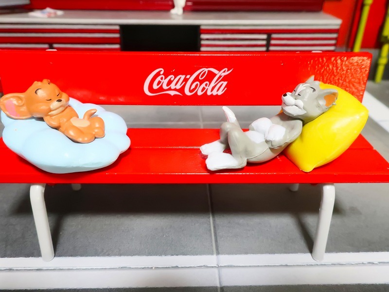 トムとジェリー がベンチですやすやと昼寝しています♪ 2個セット フィギュア拍卖