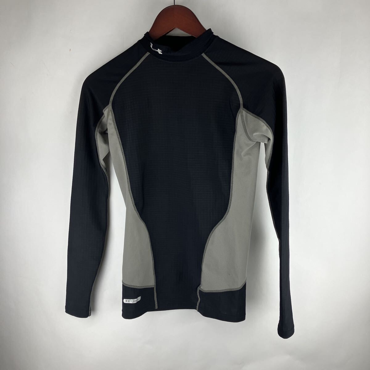 アンダーアーマー UNDER ARMOUR ブラック 長袖コンプレッションシャツ 長袖 黒 インナーシャツ コンプレッション ハイネック拍卖