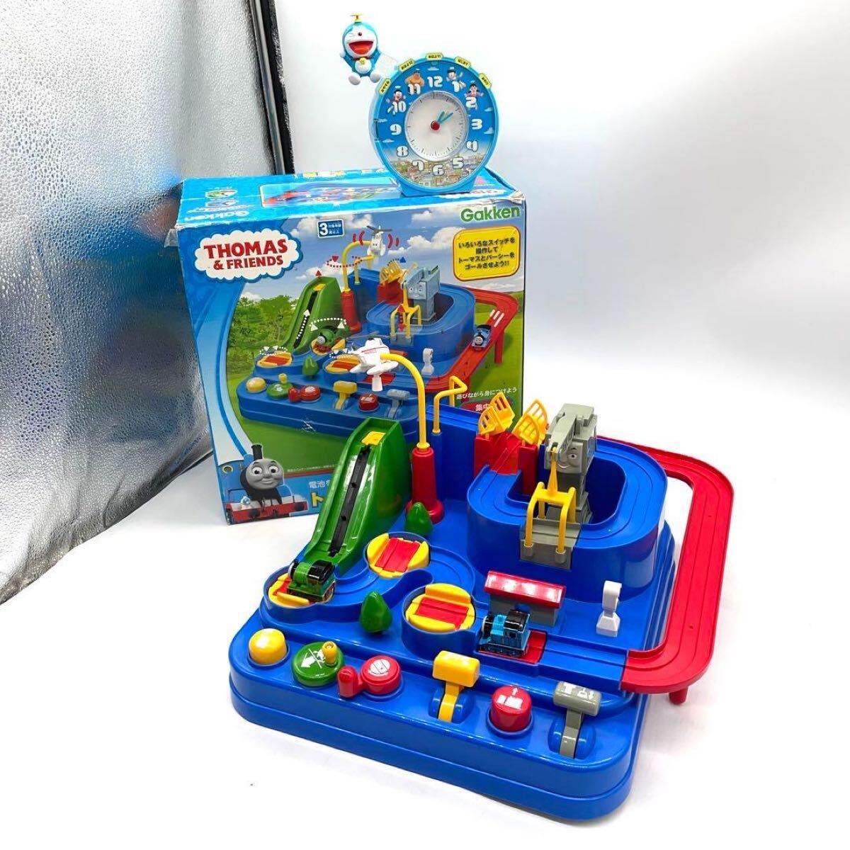 学研 トーマス レッツゴー大冒険 おまけ付き 子供用 玩具 機関車 パーシー 電池不要 マグネット式 レールセット ドラえもん時計付き キッズ拍卖